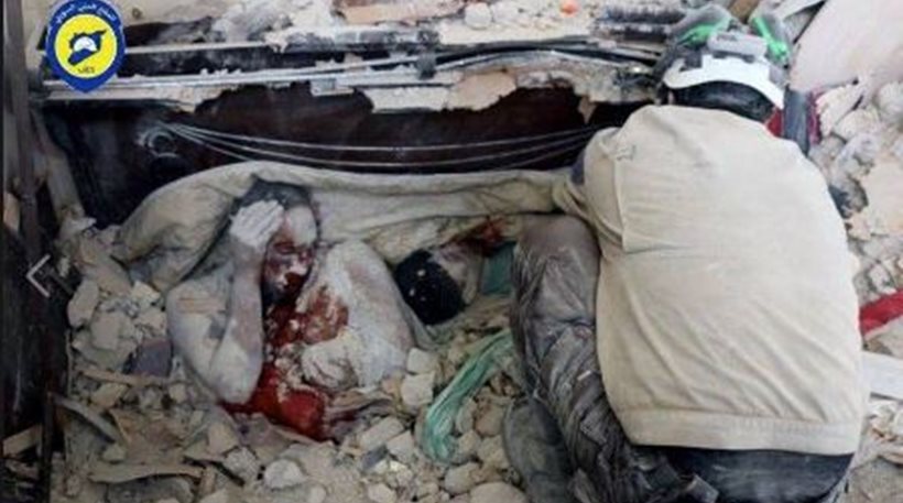 Εικόνα-σοκ από το Χαλέπι: Μητέρα αγκαλιά με τα παιδιά της, νεκροί στα ερείπια
