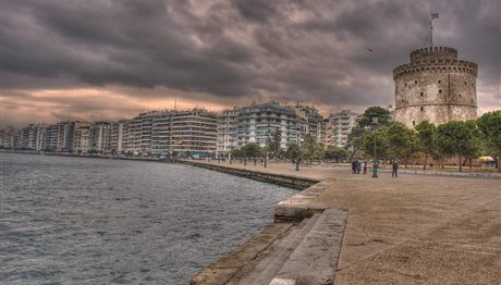 Καιρός στη Θεσσαλονίκη: Πέφτει η θερμοκρασία, έρχονται μπόρες
