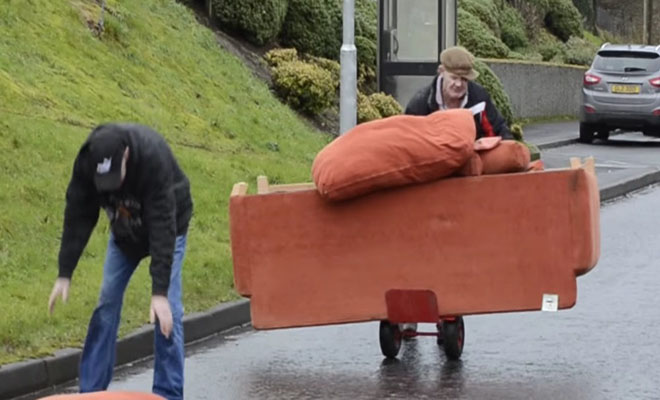 Δυο μεθυσμένοι Ιρλανδοί προσπαθούν να μεταφέρουν έναν καναπέ. Ανεκτίμητη στιγμή.