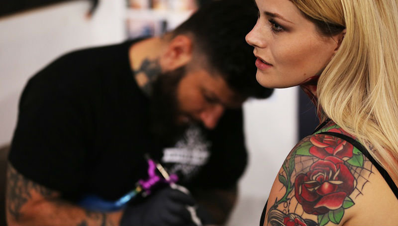 Πάνω από ένας στους δέκα Ευρωπαίους έχει πια τουλάχιστον ένα τατουάζ στο δέρμα του