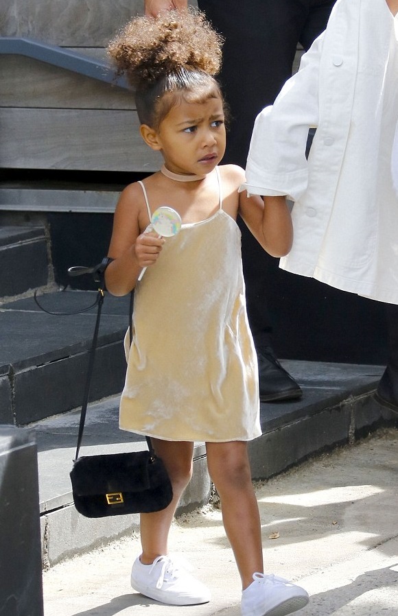 Eίναι μόνο τριών ετών, κόρη celebrity και κρατάει πανάκριβη τσάντα (φωτό)