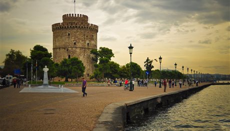 Καιρός στη Θεσσαλονίκη: Πέφτει η θερμοκρασία, μπόρες το απόγευμα