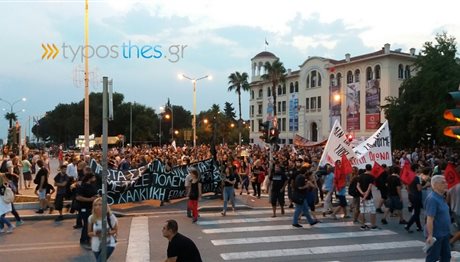 Θεσσαλονίκη ΤΩΡΑ: Διαδηλωτές έξω από τη νότια πύλη της ΔΕΘ