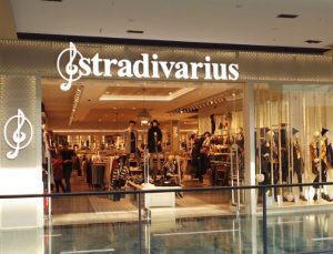 Το οικονομικό παντελόνι από τα Stradivarius που θα απογειώσεις τις εμφανίσεις σου!