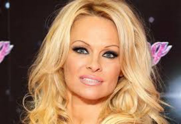 Στην Ύδρα η Pamela Anderson (φωτό)