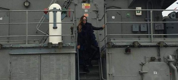 Η Ιωάννα Λίλη και ο Θοδωρής Ζαγοράκης στο ναυτικό – Η ξενάγηση στα πολεμικά πλοία που βρίσκονται στη Θεσσαλονίκη (φωτό)