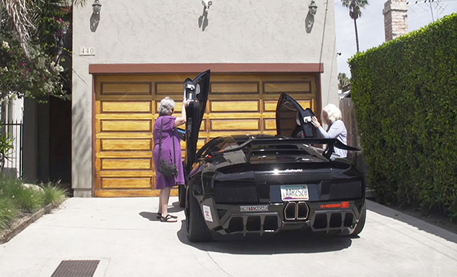 Δυο γιαγιάδες πήραν βόλτα μια Lamborghini και τρέλαναν τους περαστικούς! [Βίντεο]