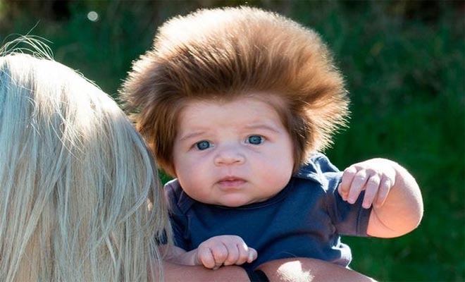 Το απίστευτο μωρό που καίει καρδιές με τα μαλλιά του. Περαστικοί σταματάνε στο δρόμο και το χαζεύουν [Εικόνες]