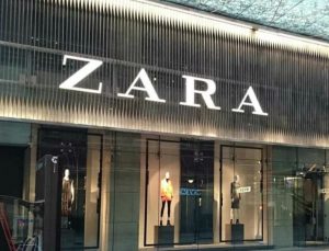 Zara: Αυτό το παλτό το αγαπήσαμε για το χρώμα του! Δεν πρέπει να λείπει κάτι τέτοιο από την ντουλάπα σας