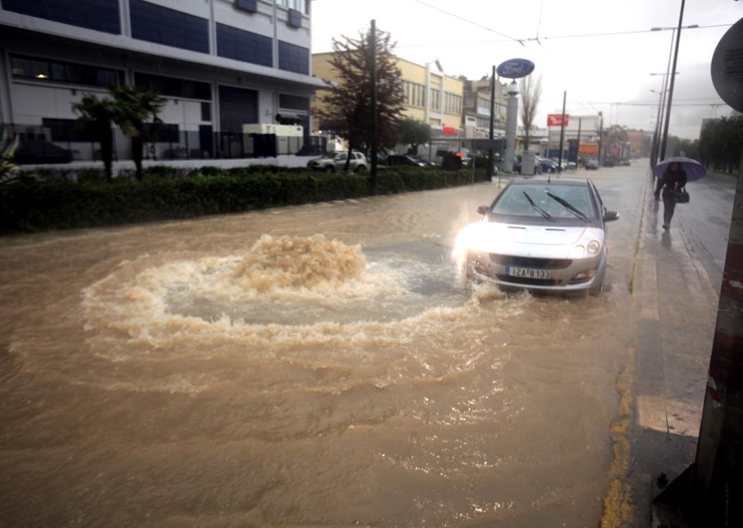 Χαμός στους δρόμους της Αθήνας από την κακοκαιρία: Ισχυρές βροχές πλήττουν την Αττική – Τι μας περιμένει τις επόμενες ώρες