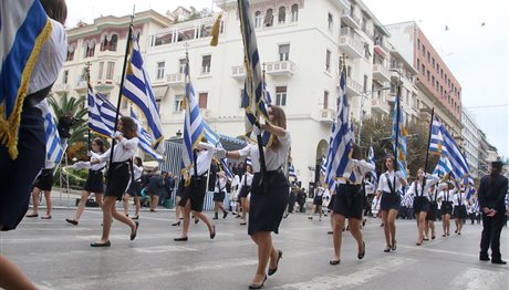 Η μαθήτρια σημαιοφόρος ετών… 49, στη Θεσσαλονίκη!