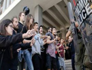 Χαμός στο Ειρηνοδικείο Αθηνών για τους πλειστηριασμούς! “Όρμηξαν” στον συμβολαιογράφο – «Παλιοκοράκι, μας κουνάς και το κεφάλι!» (Video)