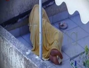 Σύγχρονο Κωσταλέξι στην καρδιά της Αθήνας: Ο 86χρονος που κοιμάται και κάνει μπάνιο στο μπαλκόνι του σπιτιού του! (Video)