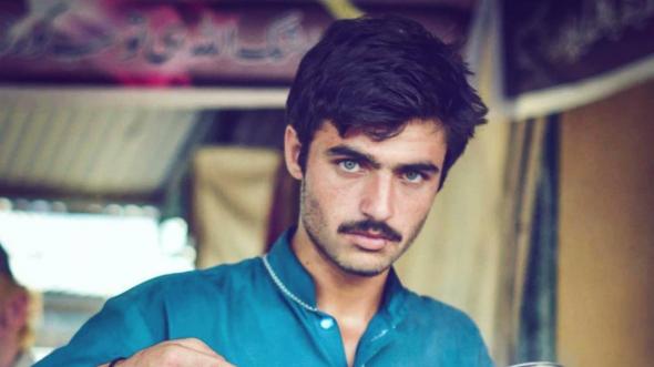 Ο πωλητής τσαγιού από το Πακιστάν που έγινε μοντέλο χάρη στα social media(ΦΩΤΟ)