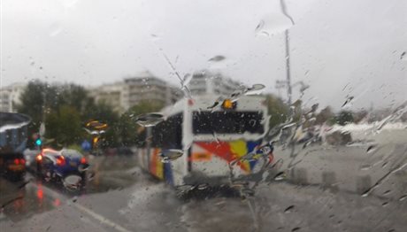 Θεσσαλονίκη: Χρειάστηκε… ομπρέλα μέσα στο λεωφορείο ΟΑΣΘ! (ΦΩΤΟ)