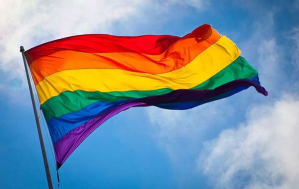 Έλληνας τραγουδιστής αποκαλύπτει: «Είμαι απλά ένας gay άνδρας…» (φωτό)