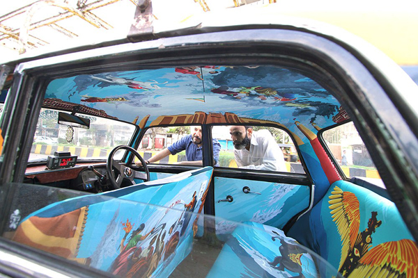 Πολύχρωμα έργα τέχνης στα ταξί της Ινδίας