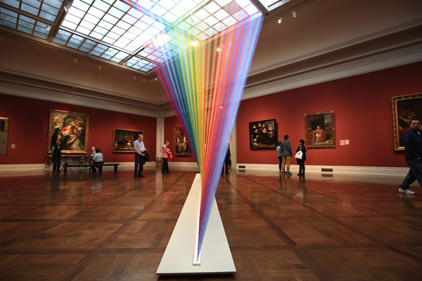 Ψηφιακό ουράνιο τόξο στο εσωτερικό μουσείου τέχνης
