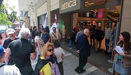 Θεσσαλονίκη: Διαδηλωτές κατά της Κυριακάτικης εργασίας – Απέκλεισαν εισόδους