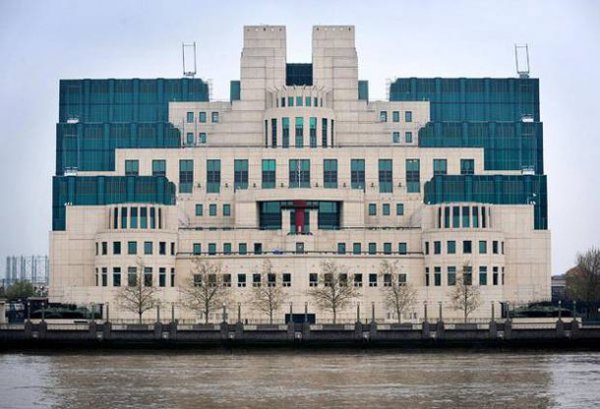 Συναγερμός από τη βρετανική MI5 για την «επιθετική και απειλητική» Ρωσία