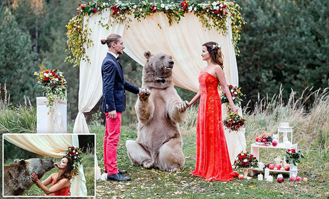 Ζευγάρι Παντρεύτηκε με Κουμπάρα μια Αρκούδα! Δείτε τις Απίστευτες Φωτογραφίες του Γάμου που Κάνει τον γύρο του Διαδικτύου