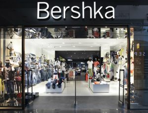 Bershka: Αυτό το τζιν διαφέρει από τα υπόλοιπα και έχει προκαλέσει φρενίτιδα στην αγορά!