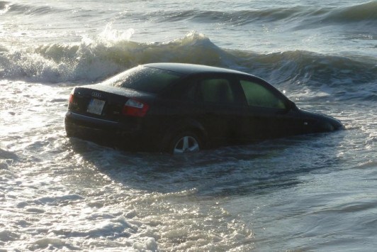 Γυναίκα οδηγός έριξε το αυτοκίνητό της στη θάλασσα ενώ προσπαθούσε να το βάλει στο καράβι!