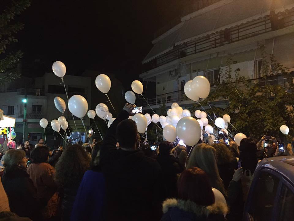 Παντελής Παντελίδης: Έστησαν γιορτή με λευκά μπαλόνια στη γειτονιά του την ημέρα των γενεθλίων του