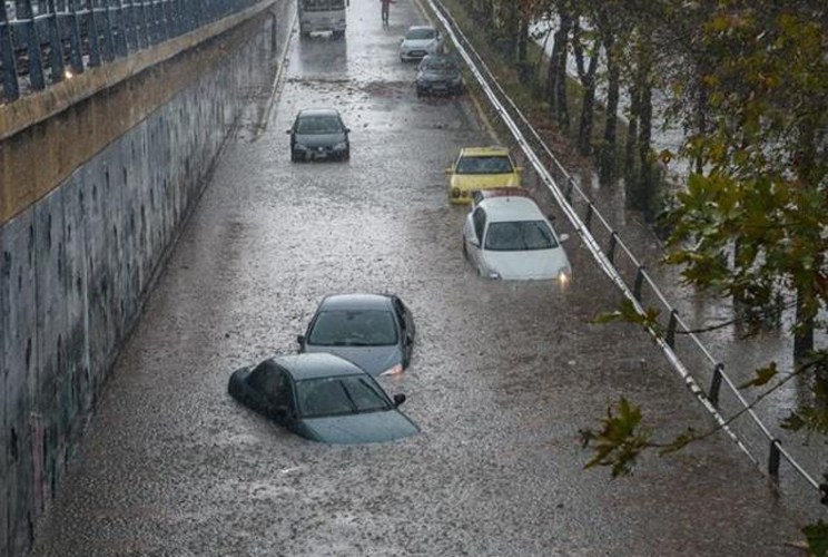 «Πνίγηκε» η Αττική: Προβλήματα από την ισχυρή βροχόπτωση