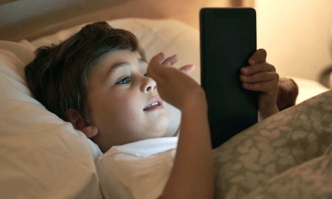 Γιατί τα παιδιά δεν πρέπει να χρησιμοποιούν ηλεκτρονικές συσκευές πριν τον ύπνο