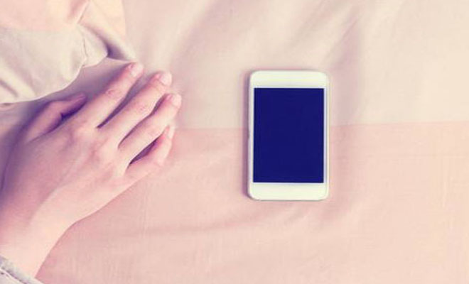 Εάν κοιμάσαι με το κινητό στο κρεβάτι πρέπει να δεις αυτή τη σοκαριστική φωτογραφία [Εικόνα]
