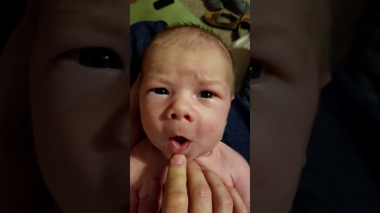 Μωράκι 1 μήνα τραγουδάει την Άγια Νύχτα και «ρίχνει» το Ίντερνετ (βίντεο)