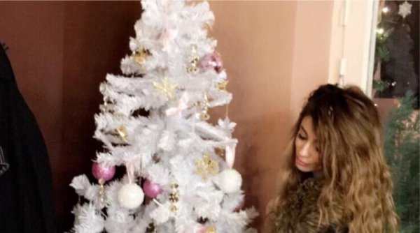 Μίνα Αρναούτη: Ποζάρει δίπλα στο χριστουγεννιάτικο δέντρο (φωτό)