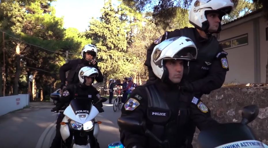Χριστουγεννιάτικο Mannequin Challenge από την ελληνική αστυνομία (βίντεο)