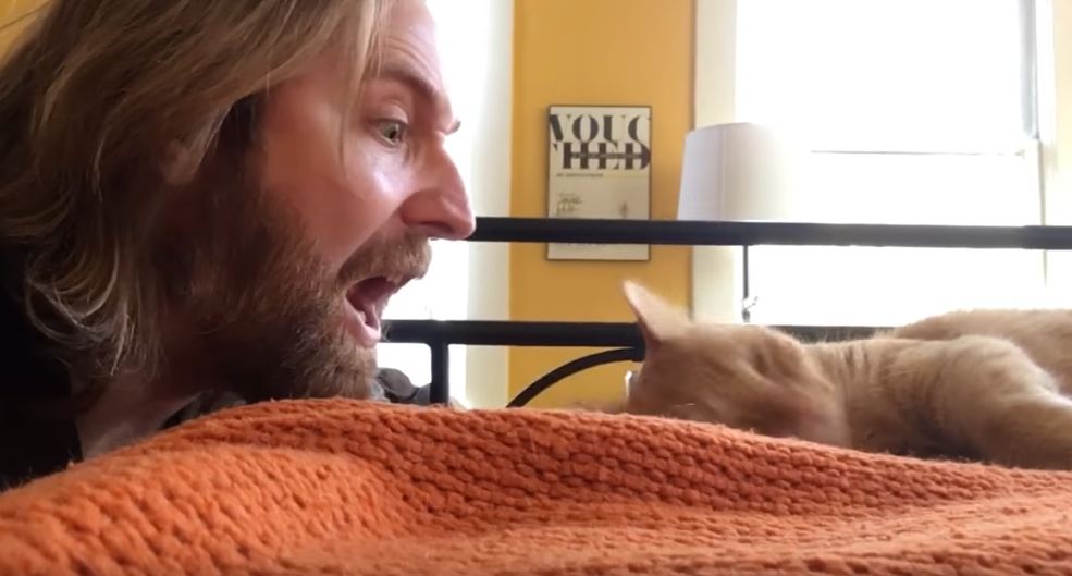 Αποφάσισε να «εκδικηθεί» το γάτο του που τον ξυπνά τα ξημερώματα και έγινε viral (βίντεο)