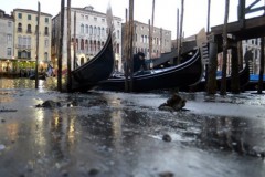 Στέγνωσαν τα κανάλια της Βενετίας (ΦΩΤΟ)