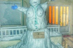 Χιονάνθρωπος… Άνγκελα Μέρκελ στη Κρήτη