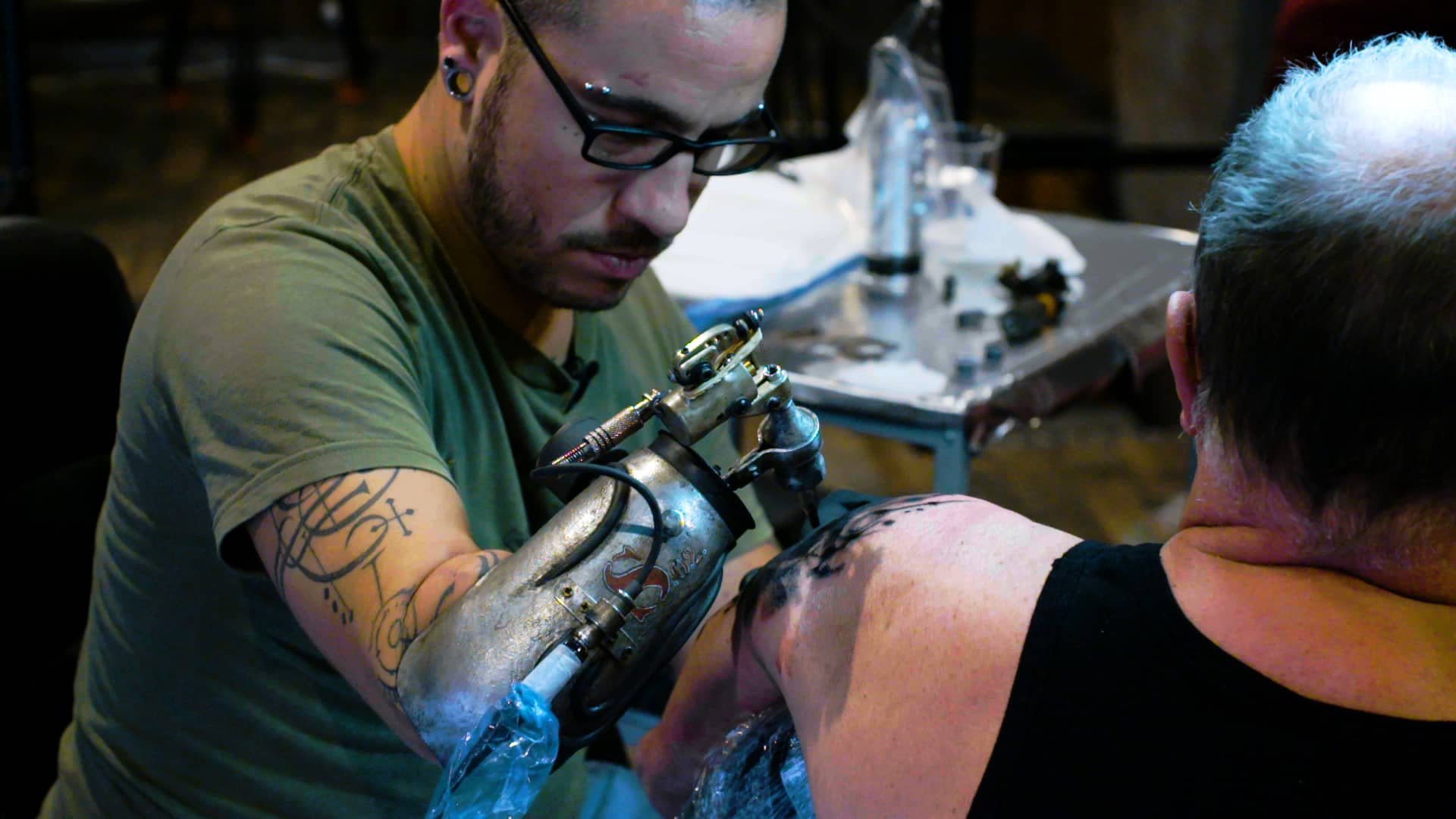Μάθημα ζωής: Έχασε το χέρι του αλλά συνέχισε να κάνει τατουάζ με προσθετικό μέλος (βίντεο)