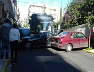 Αιματηρή καραμπόλα στο κέντρο του Πειραιά: Λεωφορείο παρέσυρε τα πάντα στο πέρασμά του! (photos+video)