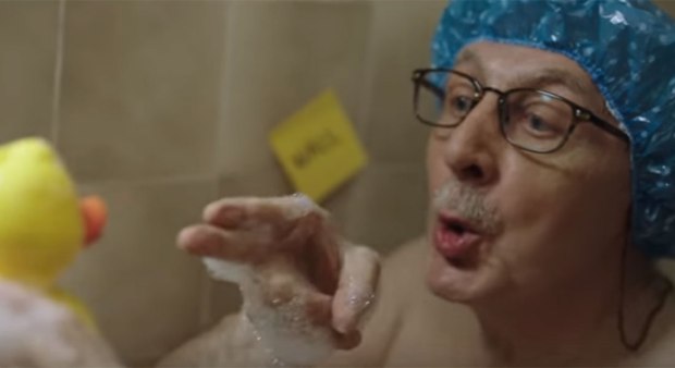 Γλυκύτατος παππούς πρωταγωνιστεί στην πιο συγκινητική χριστουγεννιάτικη διαφήμιση (βίντεο)