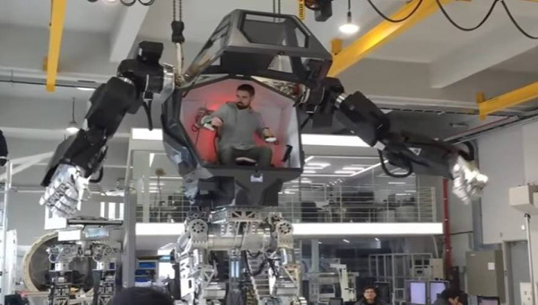 Επανδρωμένο ρομπότ τεσσάρων μέτρων που ξέρει να περπατά