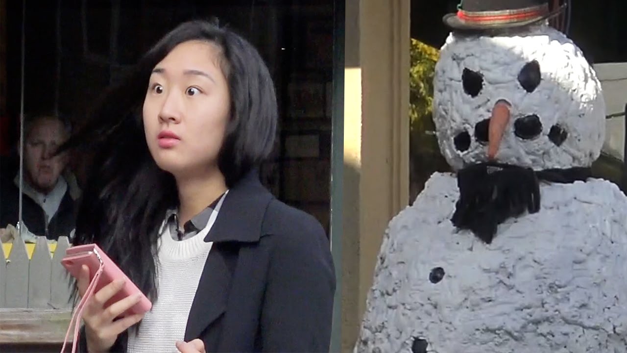 Ξεκαρδιστική φάρσα: "Ζωντανός" χιονάνθρωπος παγώνει το αίμα των περαστικών