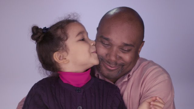 Βίντεο αποτυπώνει την αγάπη των μπαμπάδων για τις κόρες τους και γίνεται viral (βίντεο)