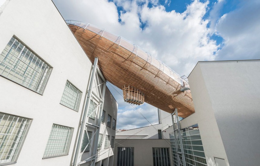 Πράγα: Το αερόπλοιο «Γκιούλιβερ» είναι ένα από τα ωραιότερα αναγνωστήρια του κόσμου (εικόνες)