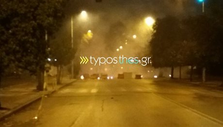 ΤΩΡΑ: «Βροχή» από μολότοφ και δακρυγόνα στη Θεσσαλονίκη