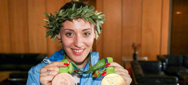 Η ελληνίδα ολυμπιονίκης που στόλισε το χριστουγεννιάτικο δέντρο με τα μετάλλιά της (φωτό)
