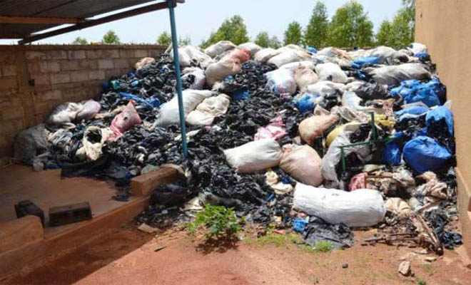 ΔΕΝ ΠΑΕΙ ΤΟ ΜΥΑΛΟ ΣΑΣ! Δείτε τι κάνουν με αυτά τα σκουπίδια κάποιοι άνθρωποι στην Αφρική! [Εικόνες]