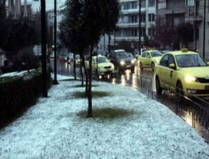 Στα λευκά ξύπνησε η Αττική: Ποιοι δρόμοι είναι κλειστοί στην Αθήνα λόγω του χιονιά!