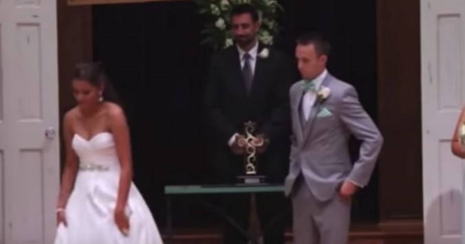 Νύφη απομακρύνεται από τον γαμπρό και εκείνος μένει άναυδος – Κοιτάξτε τα χέρια της (βίντεο)