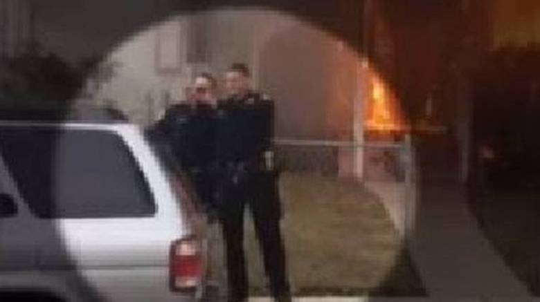 Σάλος με τη selfie αστυνομικών μπροστά από φλεγόμενο σπίτι (εικόνα & βίντεο)